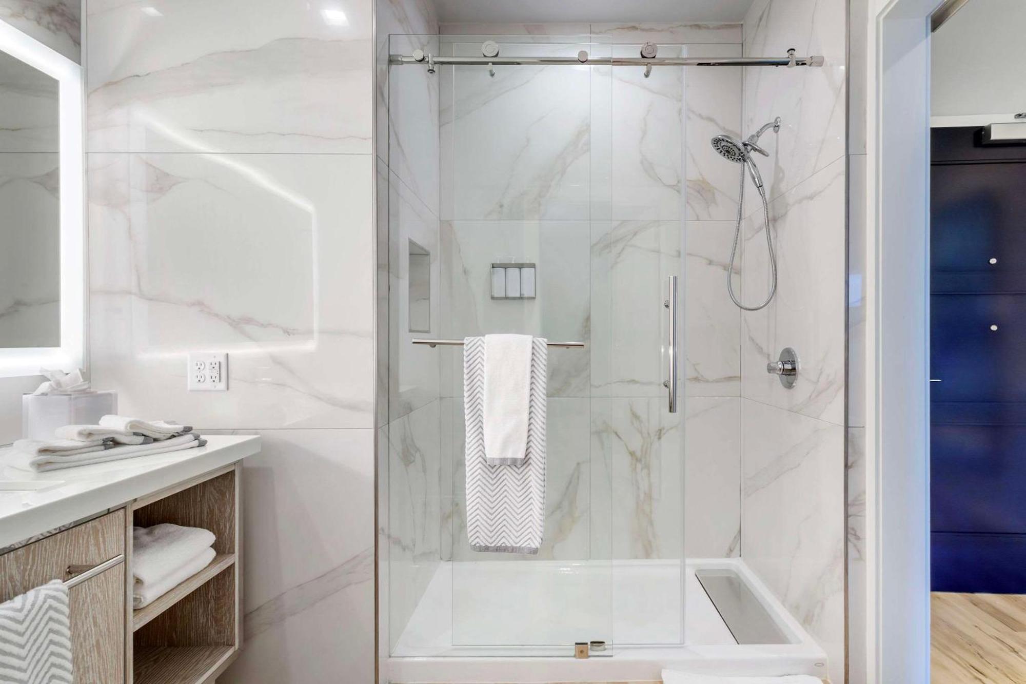 Cambria Hotel Waco University Riverfront Екстериор снимка