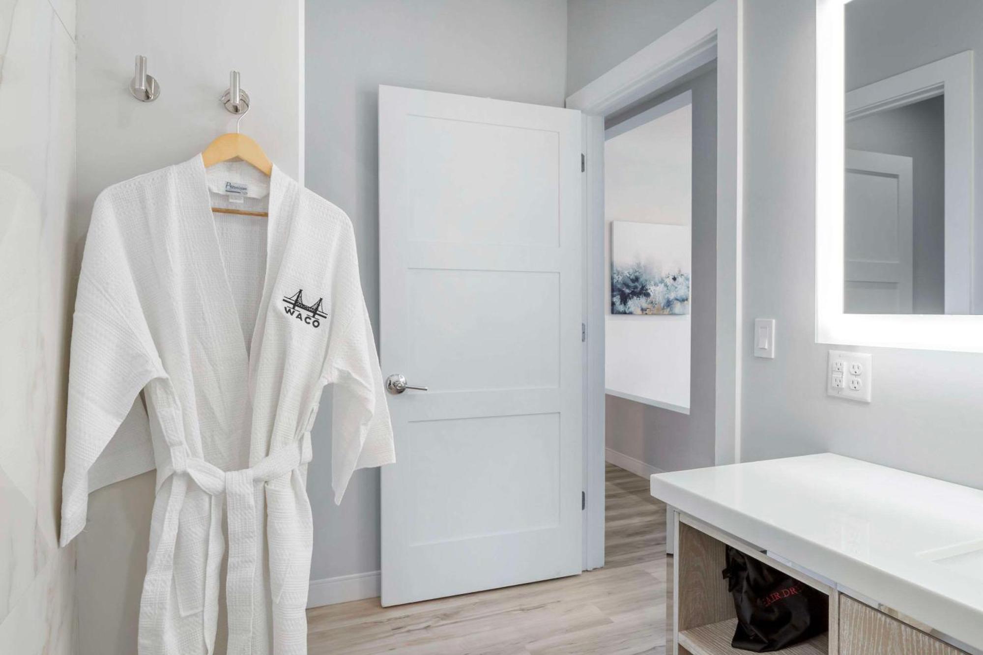 Cambria Hotel Waco University Riverfront Екстериор снимка