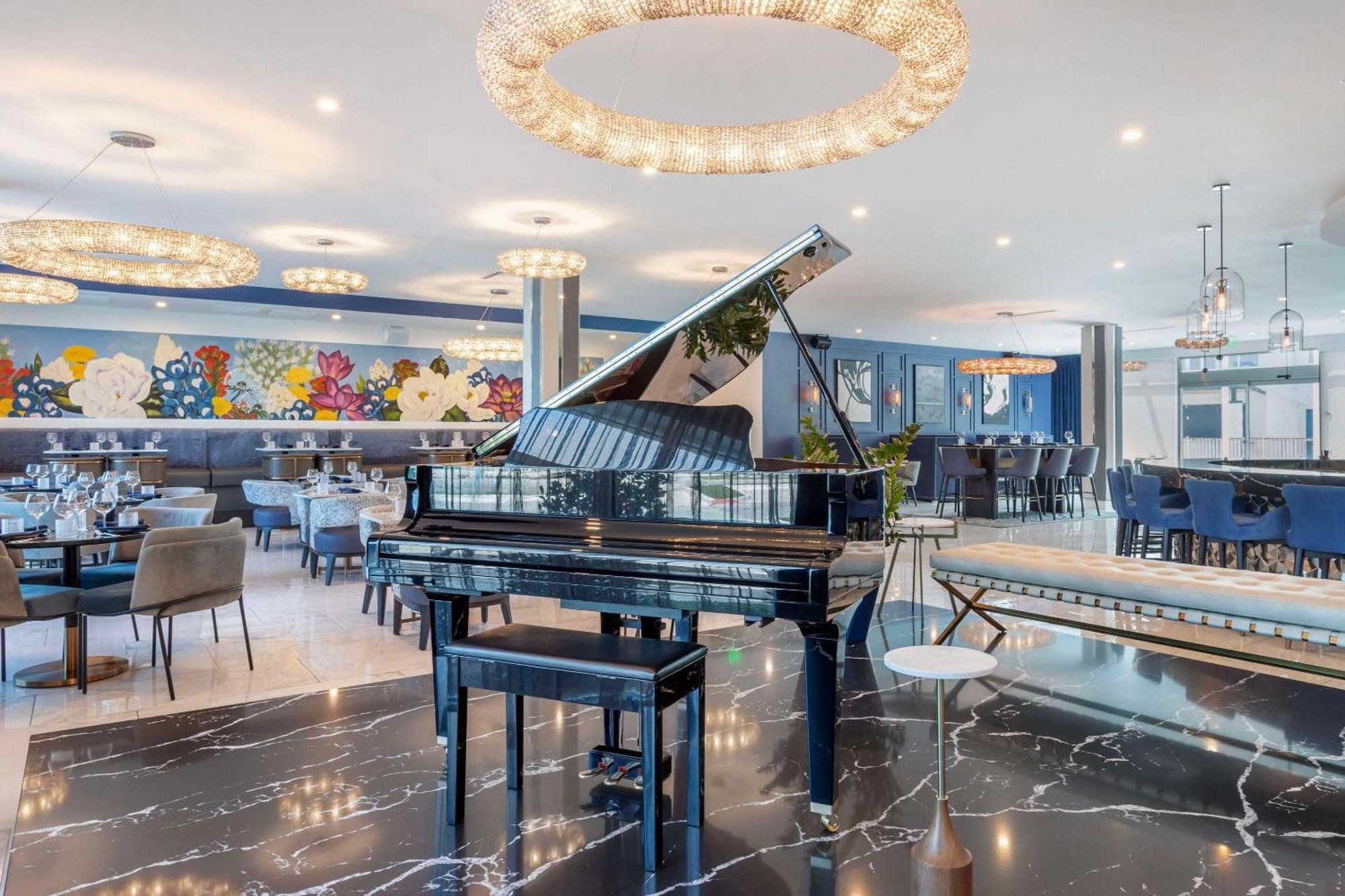 Cambria Hotel Waco University Riverfront Екстериор снимка