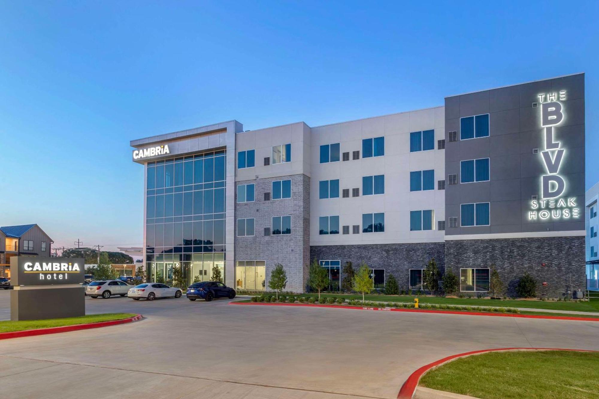 Cambria Hotel Waco University Riverfront Екстериор снимка