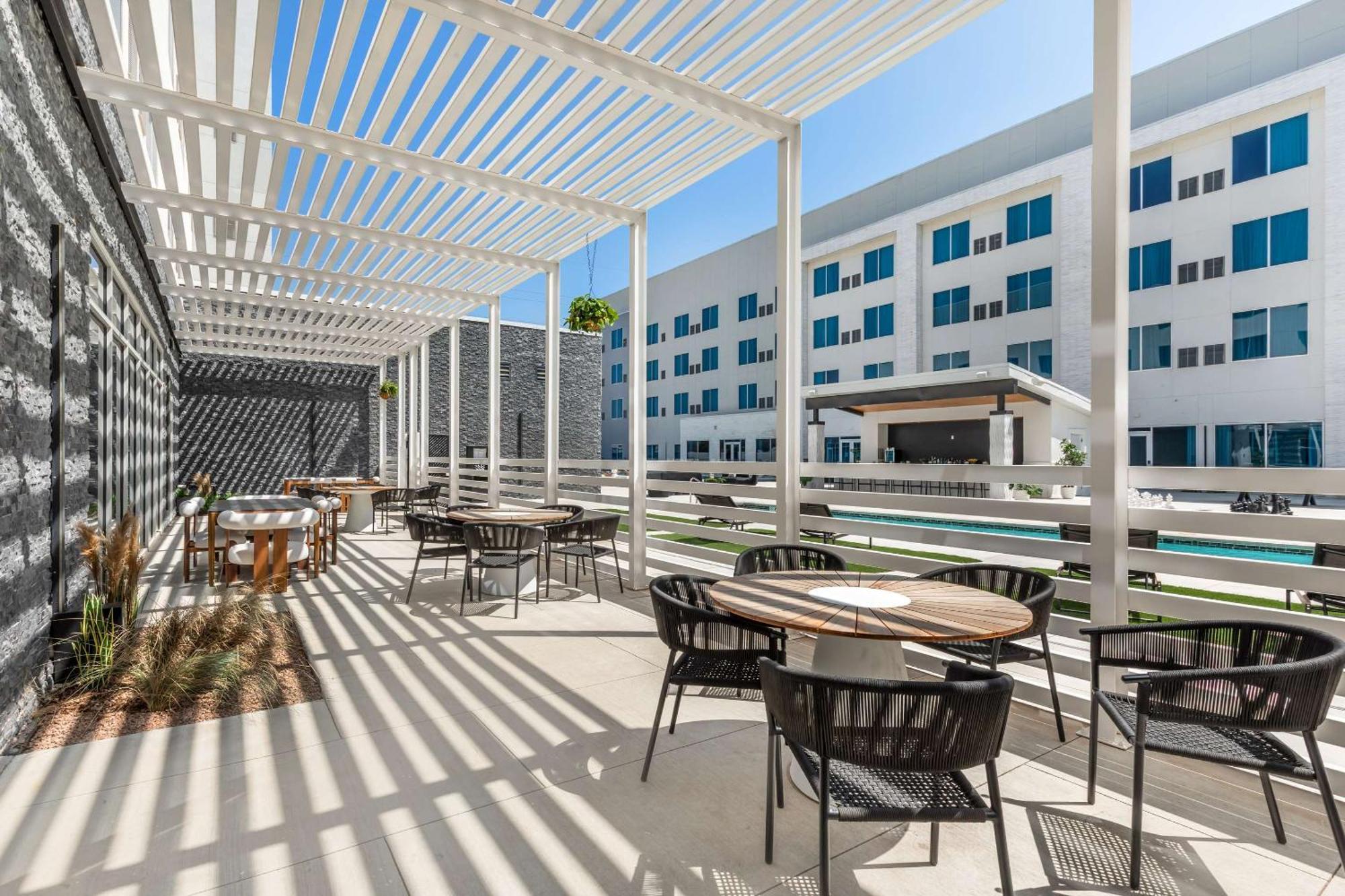 Cambria Hotel Waco University Riverfront Екстериор снимка